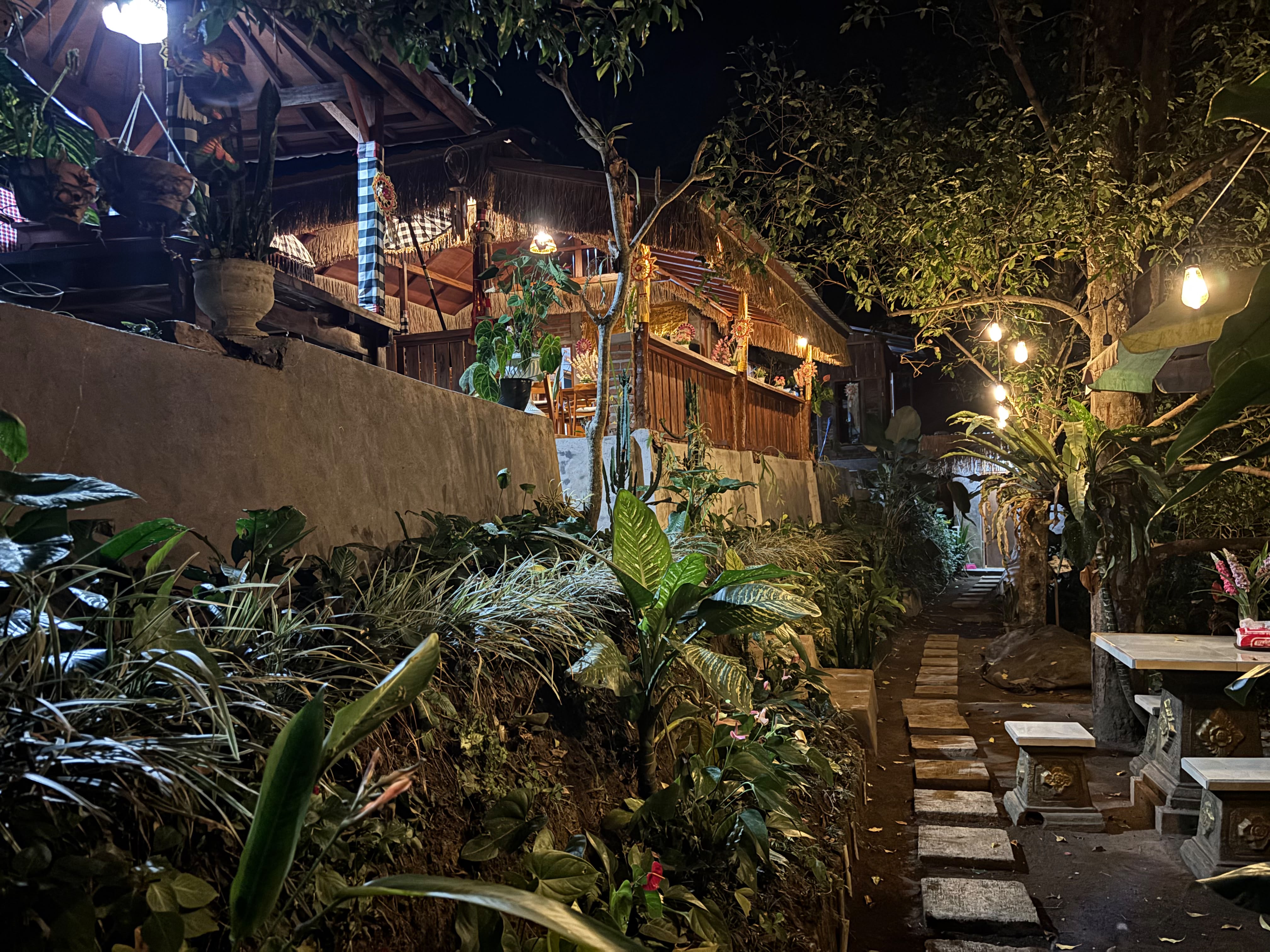 Suasana Warung Keramas